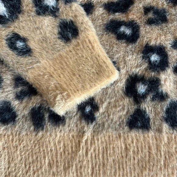 Absolute Softest Cozy Girls Leopard Zara Print Fuzzy Crewneck Sweater 6/7 - Picture 3 of 5